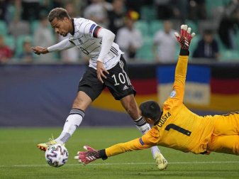 Lukas Nmecha erzielt das 1:0 gegen Portugals Torhüter Diogo Costa. Foto: Darko Bandic/AP/dpa Lukas Nmecha erzielt das 1:0 gegen Portugals Torhüter Diogo Costa. Foto: Darko Bandic/AP/dpa