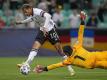 Lukas Nmecha erzielt das 1:0 gegen Portugals Torhüter Diogo Costa. Foto: Darko Bandic/AP/dpa