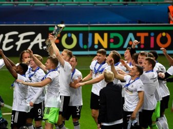 Die deutsche Spieler feiern nach dem Finalsieg mit der Trophäe. Foto: Marton Monus/dpa Die deutsche Spieler feiern nach dem Finalsieg mit der Trophäe. Foto: Marton Monus/dpa