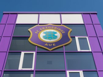 Erzgebirge Aue hat einen Nachfolger für Trainer Dirk Schuster gefunden. Foto: Robert Michael/dpa-Zentralbild/dpa Erzgebirge Aue hat einen Nachfolger für Trainer Dirk Schuster gefunden. Foto: Robert Michael/dpa-Zentralbild/dpa