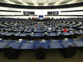 Das Europa-Parlament fordert Kappung der Spielergehälter Das Europa-Parlament fordert Kappung der Spielergehälter