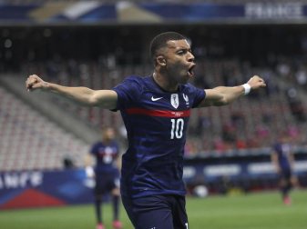 Kann nach Ansicht von Trainer Arsène Wenger in die Fußstapfen von Messi und Ronaldo treten: Kylian Mbappé. Foto: Daniel Cole/AP/dpa Kann nach Ansicht von Trainer Arsène Wenger in die Fußstapfen von Messi und Ronaldo treten: Kylian Mbappé. Foto: Daniel Cole/AP/dpa