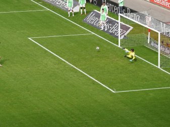 Bielefelds Klos verwandelt gegen VfB-Torhüter Kobel Bielefelds Klos verwandelt gegen VfB-Torhüter Kobel