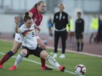 Marina Hegering (l) fehlt gegen Frankreich Marina Hegering (l) fehlt gegen Frankreich