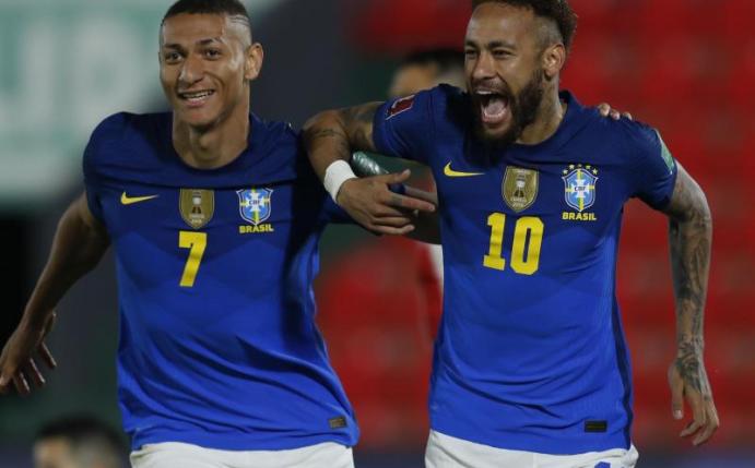 Führt Brasiliens Kader beim Copa América: Neymar (r) mit seinem Teamkollegen Richarlison. Foto: Jorge Saenz/AP/dpa