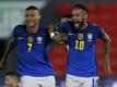 Führt Brasiliens Kader beim Copa América: Neymar (r) mit seinem Teamkollegen Richarlison. Foto: Jorge Saenz/AP/dpa