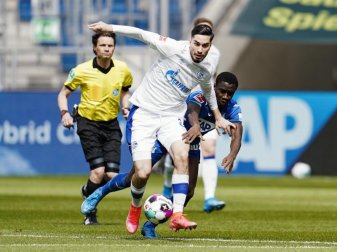 Der Schalker Suat Serdar (l) steht vo einem Wechsel zu Hertha BSC. Foto: Uwe Anspach/dpa