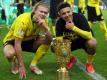 Jadon Sancho posiert mit BVB-Stürmer Erling Haaland (l) und dem DFB-Pokal. Foto: Martin Rose/Getty-Pool/dpa