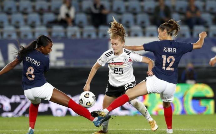 Sjoeke Nüsken musste mit den DFB-Frauen eine knappe Niederlage in Frankreich hinnehmen. Foto: Jean-Francois Badias/AP/dpa