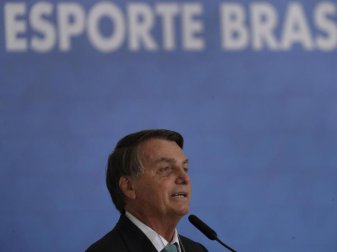 Hat die Copa América nach Absagen von Kolumbien und Argentinien nach Brasilien geholt: Präsident Jair Bolsonaro. Foto: Eraldo Peres/AP/dpa