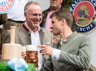 Karl-Heinz Rummenigge (l) und Thomas Müller auf dem Oktoberfest in München. Foto: Matthias Balk/dpa Karl-Heinz Rummenigge (l) und Thomas Müller auf dem Oktoberfest in München. Foto: Matthias Balk/dpa