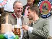 Karl-Heinz Rummenigge (l) und Thomas Müller auf dem Oktoberfest in München. Foto: Matthias Balk/dpa