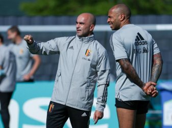 Hat enorm begnadetes Personal zur Verfügung: Belgiens Trainer Roberto Martinez (M) im Gespräch mit Assistenzcoach Thierry Henry. Foto: Virginie Lefour/BELGA/dpa