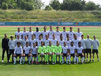 Die deutsche Nationalmannschaft hat sich für das Teamfoto aufgestellt. Foto: Federico Gambarini/dpa Die deutsche Nationalmannschaft hat sich für das Teamfoto aufgestellt. Foto: Federico Gambarini/dpa