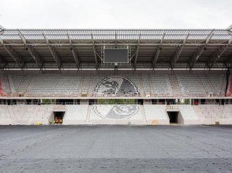 Eine schwarze Plane liegt anstelle des Rasens auf der Baustelle des neuen Stadions des SC Freiburg, das noch keinen Namen hat. Foto: Philipp von Ditfurth/dpa Eine schwarze Plane liegt anstelle des Rasens auf der Baustelle des neuen Stadions des SC Freiburg, das noch keinen Namen hat. Foto: Philipp von Ditfurth/dpa