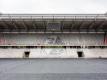 Eine schwarze Plane liegt anstelle des Rasens auf der Baustelle des neuen Stadions des SC Freiburg, das noch keinen Namen hat. Foto: Philipp von Ditfurth/dpa