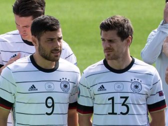 Jonas Hofmann (r/13) unterhält sich bei der Aufstellung zum Mannschaftsfoto mit Kevin Volland. Foto: Federico Gambarini/dpa Jonas Hofmann (r/13) unterhält sich bei der Aufstellung zum Mannschaftsfoto mit Kevin Volland. Foto: Federico Gambarini/dpa