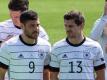 Jonas Hofmann (r/13) unterhält sich bei der Aufstellung zum Mannschaftsfoto mit Kevin Volland. Foto: Federico Gambarini/dpa