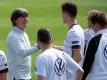 Bundestrainer Joachim Löw (l) und das DFB-Team fiebern dem WM-Auftakt gegen Frankreich entgegen. Foto: Federico Gambarini/dpa