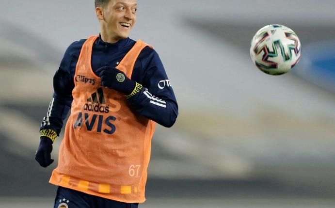 Mesut Özil und Sintschenko helfen Kindern