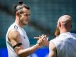 Wales-Star Gareth Bale (l) Jonny Williams sind gegen die Schweiz gefordert. Foto: Jean-Christophe Bott/KEYSTONE/dpa