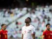 Breel Embolo aus der Schweiz reagiert auf den Spielverlauf. Foto: Jean-Christophe Bott/Keystone/dpa