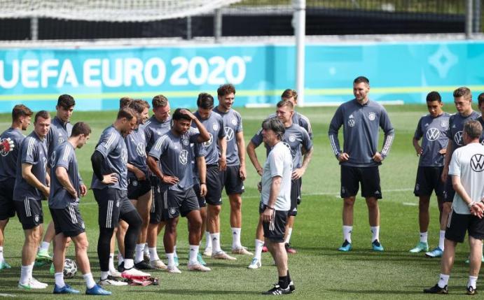 Bundestrainer Joachim Löw (M), sein Trainerteam und die Spieler stehen vor dem Training im Kreis. Foto: Christian Charisius/dpa