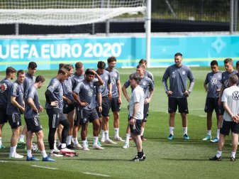 Bundestrainer Joachim Löw (M), sein Trainerteam und die Spieler stehen vor dem Training im Kreis. Foto: Christian Charisius/dpa Bundestrainer Joachim Löw (M), sein Trainerteam und die Spieler stehen vor dem Training im Kreis. Foto: Christian Charisius/dpa