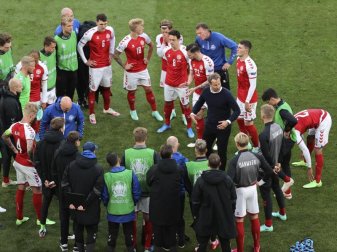 Trainer Kasper Hjulmand von Dänemark spricht während der Halbzeitpause mit seinen Spielern. Foto: Wolfgang Rattay/POOL REUTERS/AP/dpa Trainer Kasper Hjulmand von Dänemark spricht während der Halbzeitpause mit seinen Spielern. Foto: Wolfgang Rattay/POOL REUTERS/AP/dpa