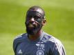 Ist bei der EM als gefragt: Antonio Rüdiger mit Gesichtsschutzmaske beim Aufwärmtraining. Foto: Christian Charisius/dpa