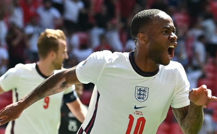 Raheem Sterling schießt das 1:0 für England
