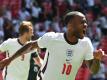 Raheem Sterling schießt das 1:0 für England