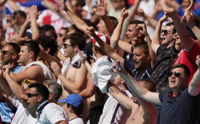 Ein Fan ist im Wembley von der Tribüne gestürzt