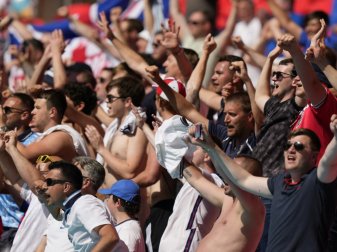 Ein Fan ist im Wembley von der Tribüne gestürzt Ein Fan ist im Wembley von der Tribüne gestürzt