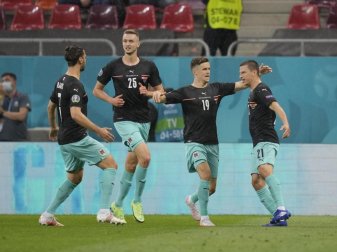 Stefan Lainer (r) bejubelt seinen Treffer zum 1:0 mit seinen Teamkollegen. Foto: Vadim Ghirda/AP Pool/dpa Stefan Lainer (r) bejubelt seinen Treffer zum 1:0 mit seinen Teamkollegen. Foto: Vadim Ghirda/AP Pool/dpa