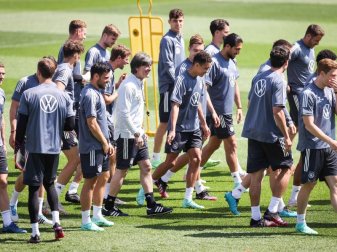 Nur Jonas Hofmann fehlte Bundestrainer Joachim Löw (M) am Sonntag im Training in Herzogenaurach. Foto: Christian Charisius/dpa Nur Jonas Hofmann fehlte Bundestrainer Joachim Löw (M) am Sonntag im Training in Herzogenaurach. Foto: Christian Charisius/dpa