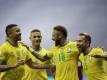 Brasiliens Neymar (Mitte rechts) feiert mit seinen Mannschaftskameraden den zweiten Treffer gegen Venezuela durch einen Elfmeter. Foto: Eraldo Peres/AP/dpa