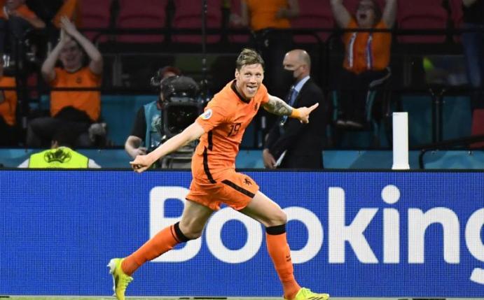 Torschütze Wout Weghorst von den Niederlanden feiert das 2:0 gegen die Ukraine. Foto: Piroschka Van De Wouw/Pool Reuters/AP/dpa