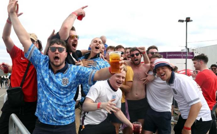 Englische Fans feiern bei einem Public Viewing in Manchester den Sieg ihrer Mannschaft. Foto: Bradley Collyer/PA Wire/dpa