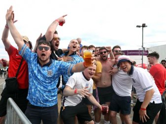 Englische Fans feiern bei einem Public Viewing in Manchester den Sieg ihrer Mannschaft. Foto: Bradley Collyer/PA Wire/dpa Englische Fans feiern bei einem Public Viewing in Manchester den Sieg ihrer Mannschaft. Foto: Bradley Collyer/PA Wire/dpa