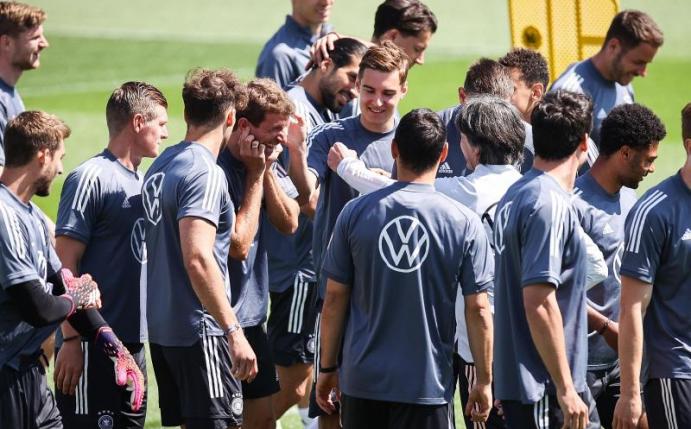 Drei DFB-Spieler stehen vor ihrer jeweils sechsten Welt- oder Europameisterschaft. Foto: Christian Charisius/dpa