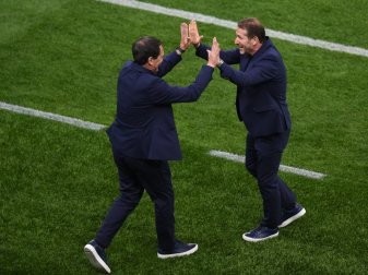 Franco Foda (r.) und sein Team haben was zu feiern Franco Foda (r.) und sein Team haben was zu feiern