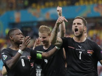Marko Arnautovic (r) von Österreich bejubelt seinen Treffer zum 3:1 mit David Alaba (l) und weiteren Teamkollegen. Foto: Robert Ghement/POOL EPA/AP/dpa Marko Arnautovic (r) von Österreich bejubelt seinen Treffer zum 3:1 mit David Alaba (l) und weiteren Teamkollegen. Foto: Robert Ghement/POOL EPA/AP/dpa