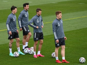 Koch und Hummels (beide l.) werben für Blutspenden Koch und Hummels (beide l.) werben für Blutspenden
