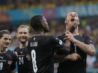 Auftaktsieg gelungen: Österreich-Torschütze Marko Arnautovic (r) wird von David Alba auf besondere Art beglückwunscht. Foto: Robert Ghement/POOL EPA/AP/dpa Auftaktsieg gelungen: Österreich-Torschütze Marko Arnautovic (r) wird von David Alba auf besondere Art beglückwunscht. Foto: Robert Ghement/POOL EPA/AP/dpa