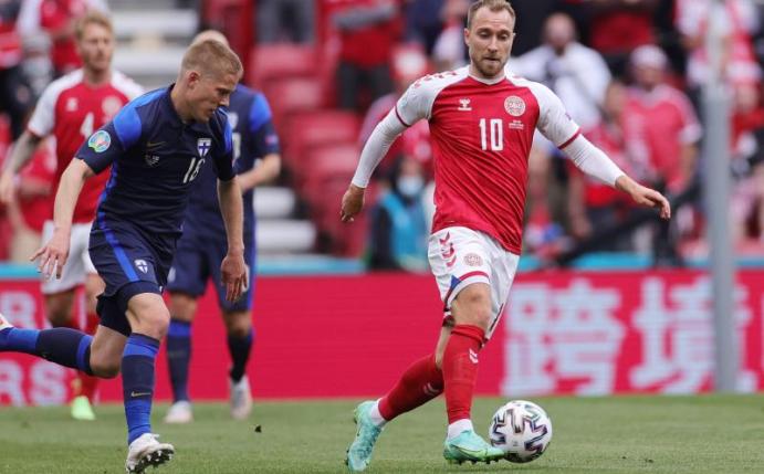 Befindet sich nach seinem Kollaps gegen Finnland auf dem Wege der Besserung: Dänemark-Star Christian Eriksen (r). Foto: Wolfgang Rattay/POOL REUTERS/AP/dpa