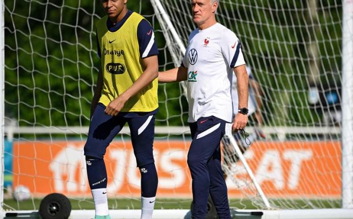Stürmer-Star und Frankreich-Coach: Kylian Mbappé (l) und Didier Deschamps. Foto: Franck Fife/AFP/dpa