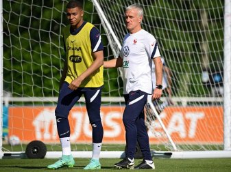 Stürmer-Star und Frankreich-Coach: Kylian Mbappé (l) und Didier Deschamps. Foto: Franck Fife/AFP/dpa Stürmer-Star und Frankreich-Coach: Kylian Mbappé (l) und Didier Deschamps. Foto: Franck Fife/AFP/dpa