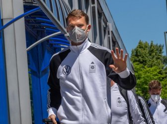 Torwart Manuel Neuer grüßt bei Ankunft der Nationalmannschaft im Teamhotel. Foto: Peter Kneffel/dpa Torwart Manuel Neuer grüßt bei Ankunft der Nationalmannschaft im Teamhotel. Foto: Peter Kneffel/dpa
