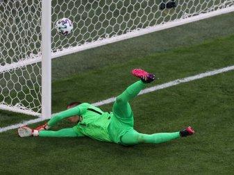 Szczesny erzielt als erster Torwart ein EM-Eigentor Szczesny erzielt als erster Torwart ein EM-Eigentor